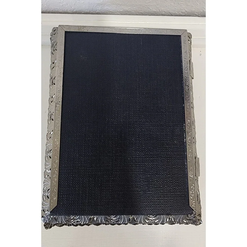 Unbranded hingled metal